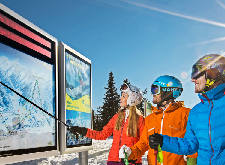 Bei den Infotafeln auf der Planai findest du alle wichtigen Infos für deinen Skitag!